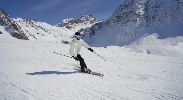 スキー旅行がもっと楽しくなる冬の宿泊とアクティビティ体験ガイド